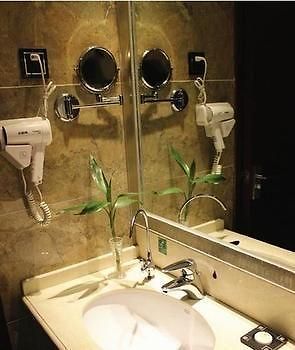 Yichuan  Jinyue Business Hotel מראה חיצוני תמונה