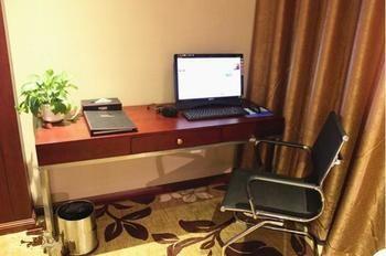 Yichuan  Jinyue Business Hotel מראה חיצוני תמונה